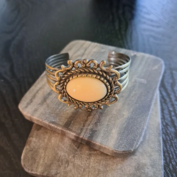 Elegant Gold and Cream Women's Bracelet - Picture 1 of 2